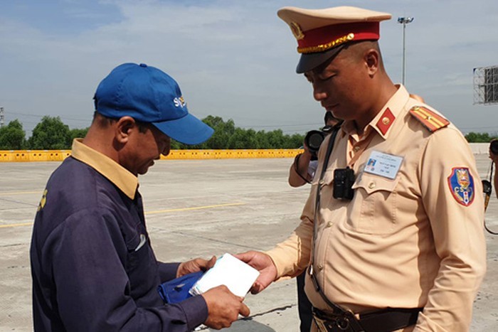 Dung Giay phep lai xe gia nhu mang xang di dap hoa - Hinh anh 2