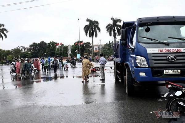 Va cham voi xe tai, nu nhan vien o Quang Tri tu vong - Hinh anh 1