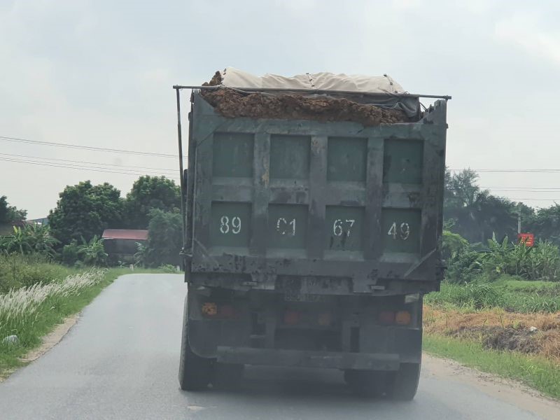 Ha Noi: “Cang chui” va xe qua tai hoanh hanh o Gia Lam - Hinh anh 4