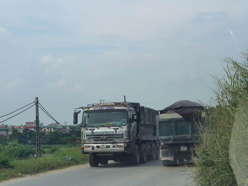 Ha Noi: “Cang chui” va xe qua tai hoanh hanh o Gia Lam - Hinh anh 5