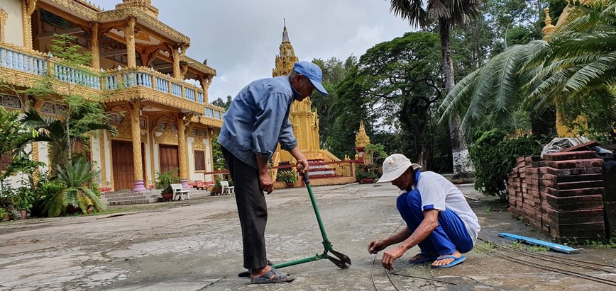 Doi lao nong xay cau nong thon tu thien  - Hinh anh 1