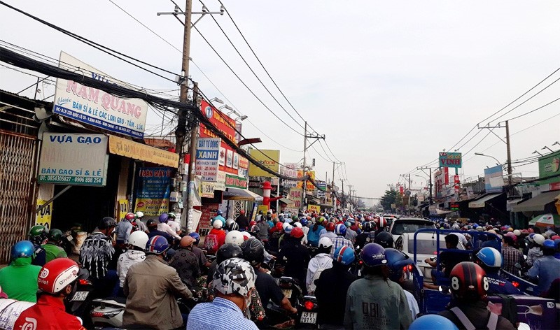 TP Ho Chi Minh: Mat 40 phut de di quang duong 1km - Hinh anh 1