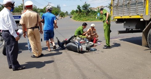 Dak Lak: Tong vao xe tai dang re, hai hoc sinh thuong vong - Hinh anh 1