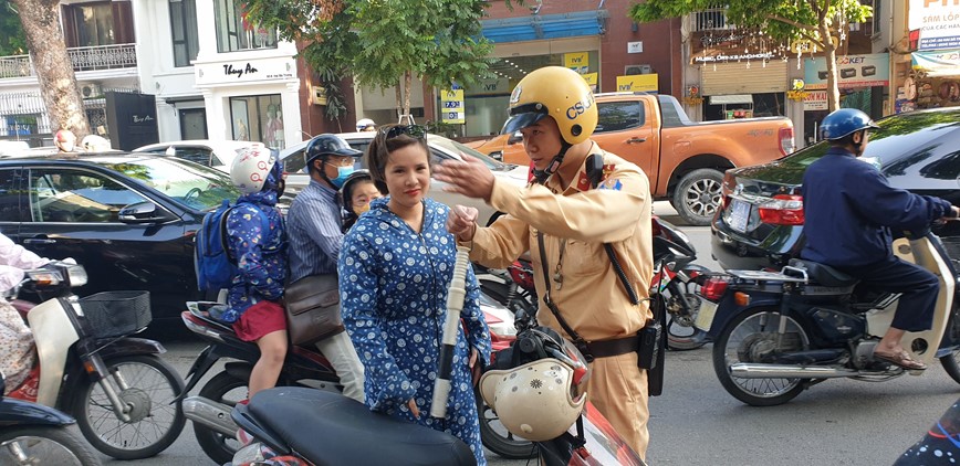 Ha Noi: Hon 800 nguoi di xe may vuot den do tren pho co bi xu phat - Hinh anh 2