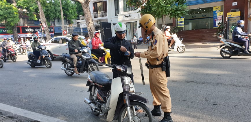 Ha Noi: Hon 800 nguoi di xe may vuot den do tren pho co bi xu phat - Hinh anh 3