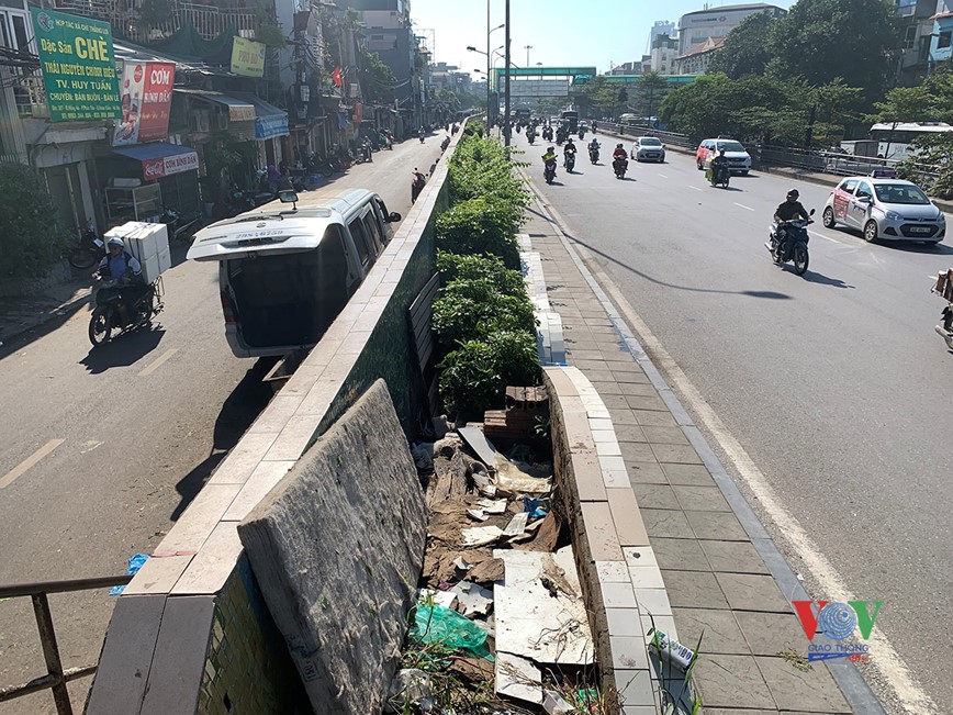 Con duong gom su tro thanh bai rac va nha ve sinh cong cong  - Hinh anh 12