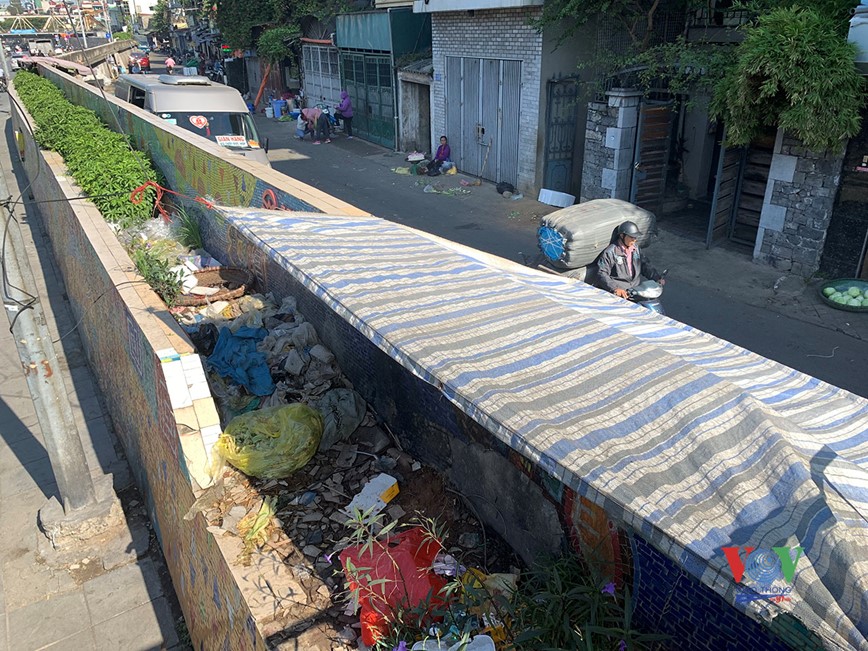 Con duong gom su tro thanh bai rac va nha ve sinh cong cong  - Hinh anh 13