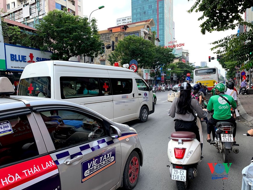 Tieng coi cap cuu va nhung cai ngoai dau vo cam tren duong - Hinh anh 1