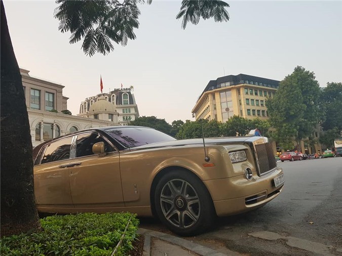 Ngam Rolls-Royce Phantom mau doc, bien so khung tai Ha Noi - Hinh anh 3