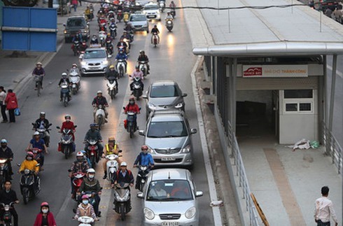 Ha Noi: Gan 350 phuong tien di vao lan BRT, phat nguoi phuong tien hon 2 ty dong - Hinh anh 1