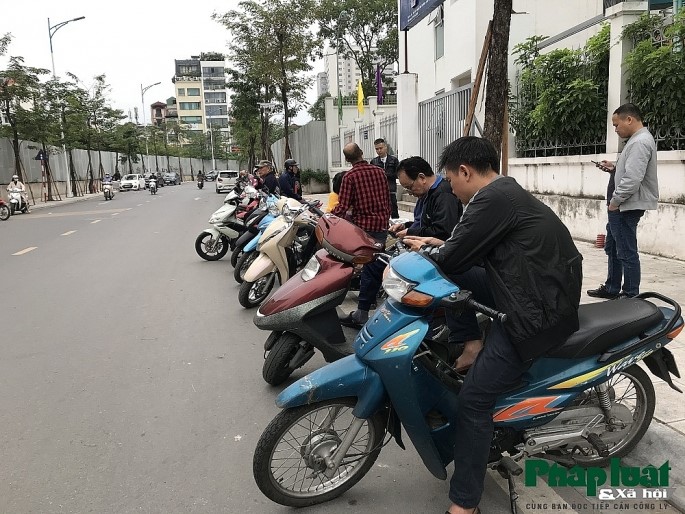 Ha Noi: Phu huynh xep hang thang tap cho don con - Hinh anh 2