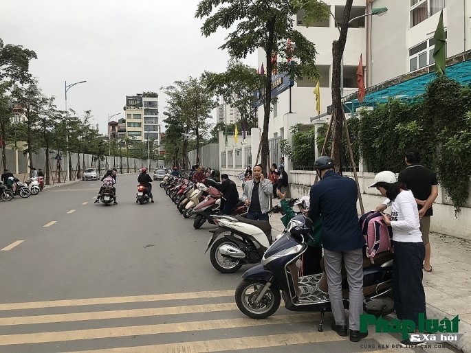 Ha Noi: Phu huynh xep hang thang tap cho don con - Hinh anh 3