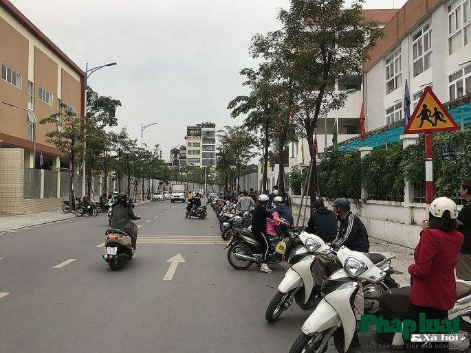 Ha Noi: Phu huynh xep hang thang tap cho don con - Hinh anh 4