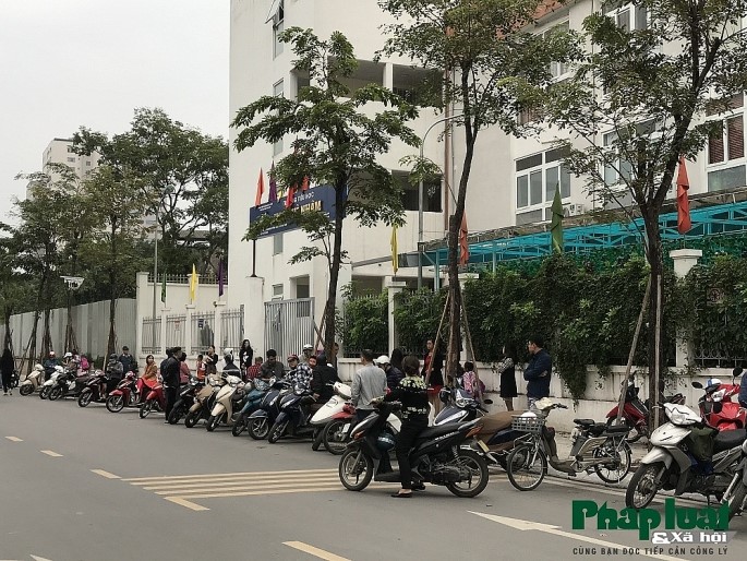 Ha Noi: Phu huynh xep hang thang tap cho don con - Hinh anh 5