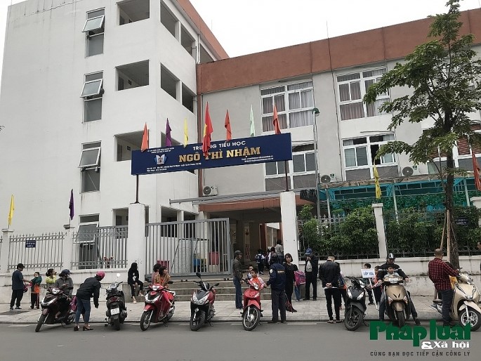 Ha Noi: Phu huynh xep hang thang tap cho don con - Hinh anh 6