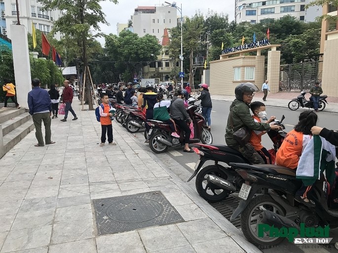 Ha Noi: Phu huynh xep hang thang tap cho don con - Hinh anh 7