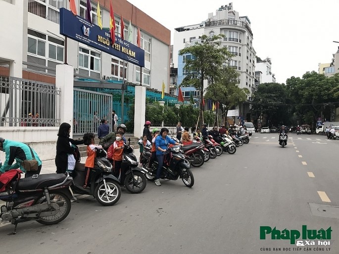 Ha Noi: Phu huynh xep hang thang tap cho don con - Hinh anh 8