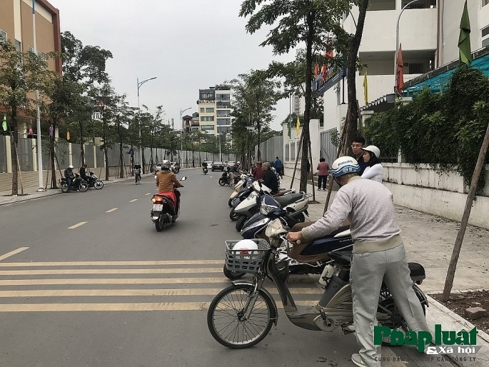 Ha Noi: Phu huynh xep hang thang tap cho don con - Hinh anh 9