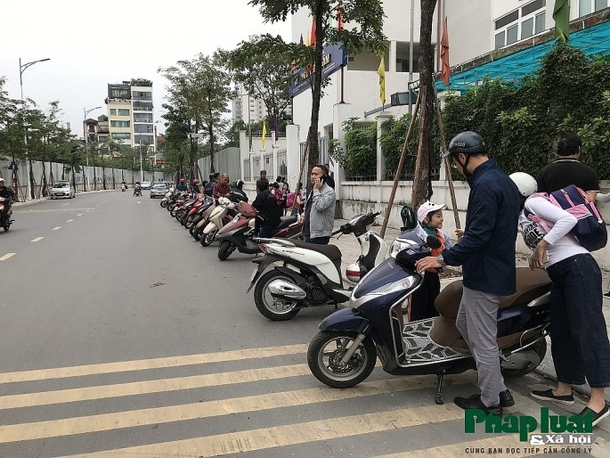 Ha Noi: Phu huynh xep hang thang tap cho don con - Hinh anh 10