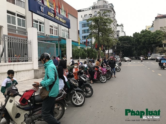 Ha Noi: Phu huynh xep hang thang tap cho don con - Hinh anh 11