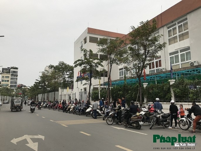 Ha Noi: Phu huynh xep hang thang tap cho don con - Hinh anh 12