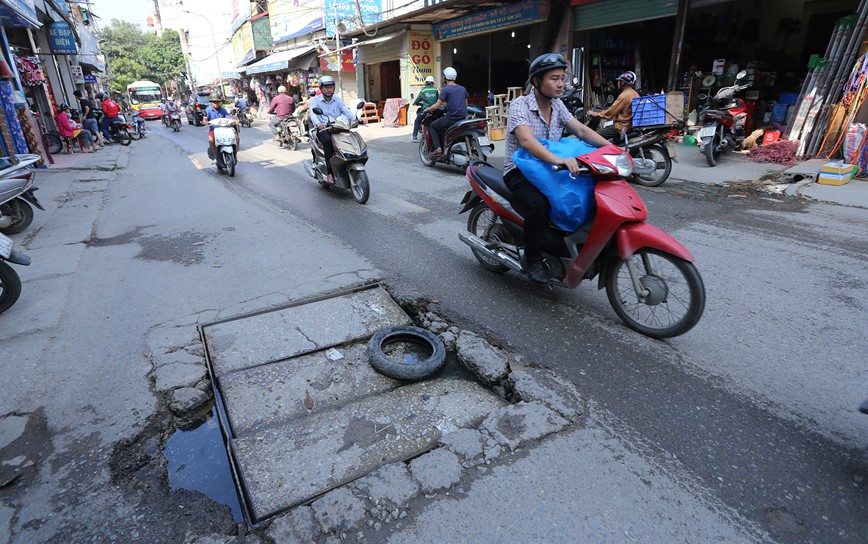 Hiem hoa tu nhung ho ga sut lun tren duong Dai Mo - Hinh anh 1