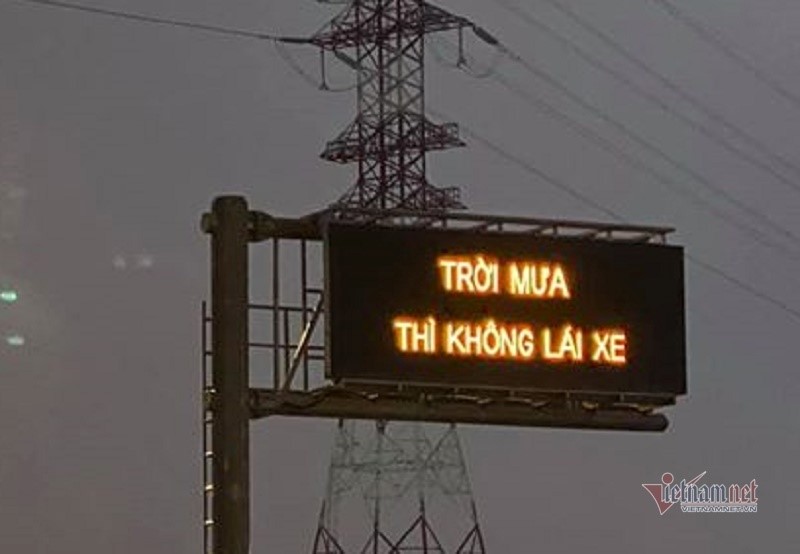 ‘Troi mua thi khong lai xe’: Dong chu ky la tren cao toc - Hinh anh 1