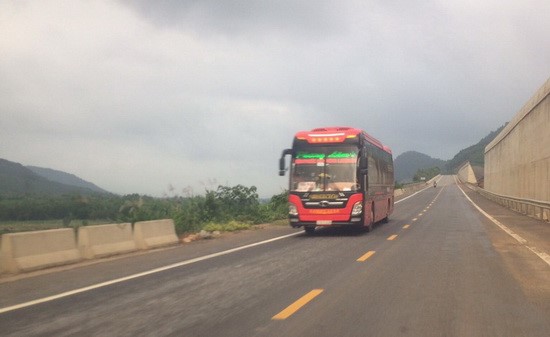 Ne tram thu phi, xe khach, xe tai chay vao cao toc dang thi cong - Hinh anh 1