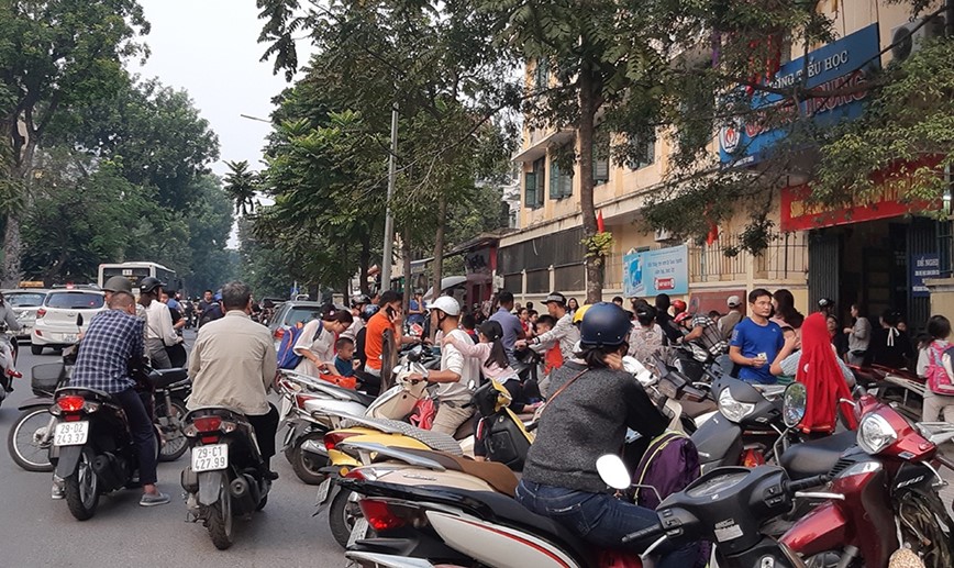 Ha Noi ap dung nhieu cach, un tac van gia tang tai cong truong hoc - Hinh anh 1