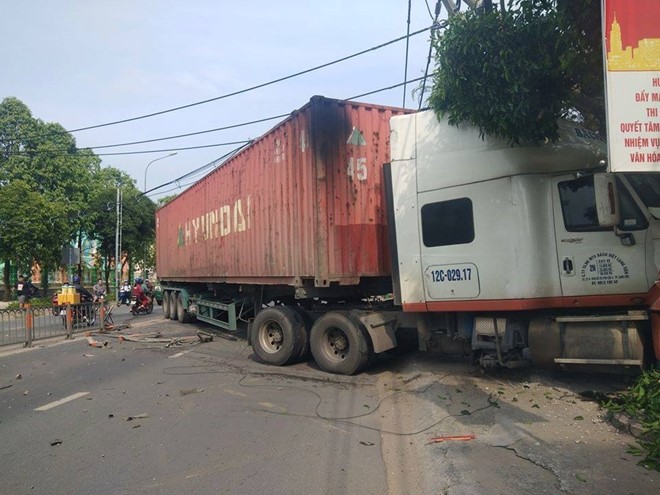 Hien truong tan hoang vu xe dau keo no banh lao vao nha dan - Hinh anh 1