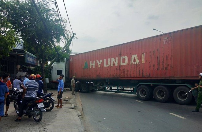 Hien truong tan hoang vu xe dau keo no banh lao vao nha dan - Hinh anh 2