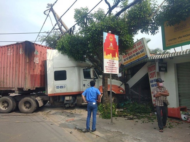 Hien truong tan hoang vu xe dau keo no banh lao vao nha dan - Hinh anh 5