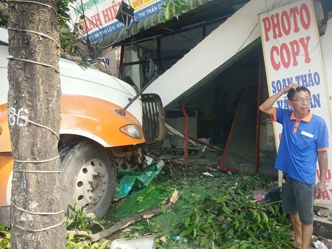 Hien truong tan hoang vu xe dau keo no banh lao vao nha dan - Hinh anh 8