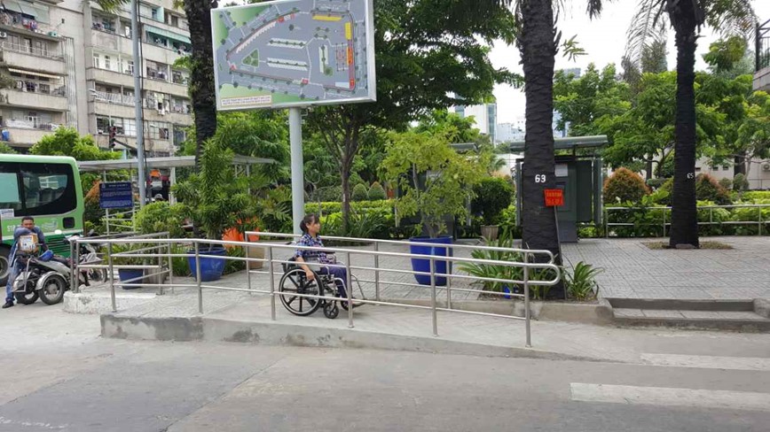 Giao thong cho nguoi khuyet tat: Khi quy dinh duoc soan thao bang tu duy cua nguoi lanh  - Hinh anh 2