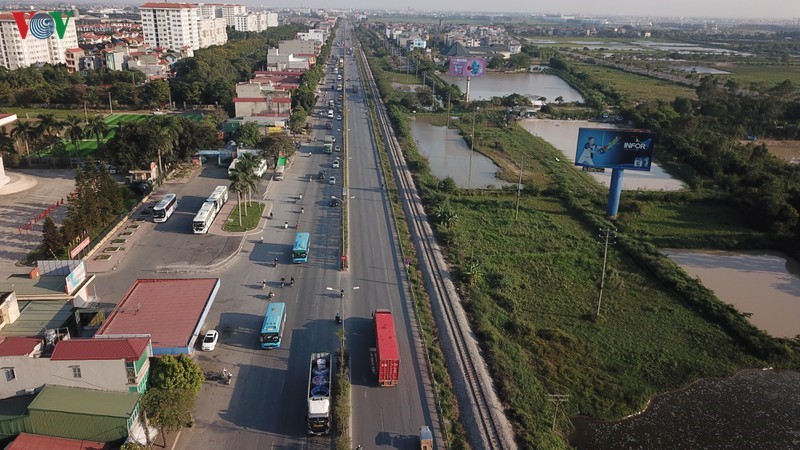 Bat chap bien cam, nguoi dan dua nhau di nguoc chieu tren Quoc lo 5 - Hinh anh 1