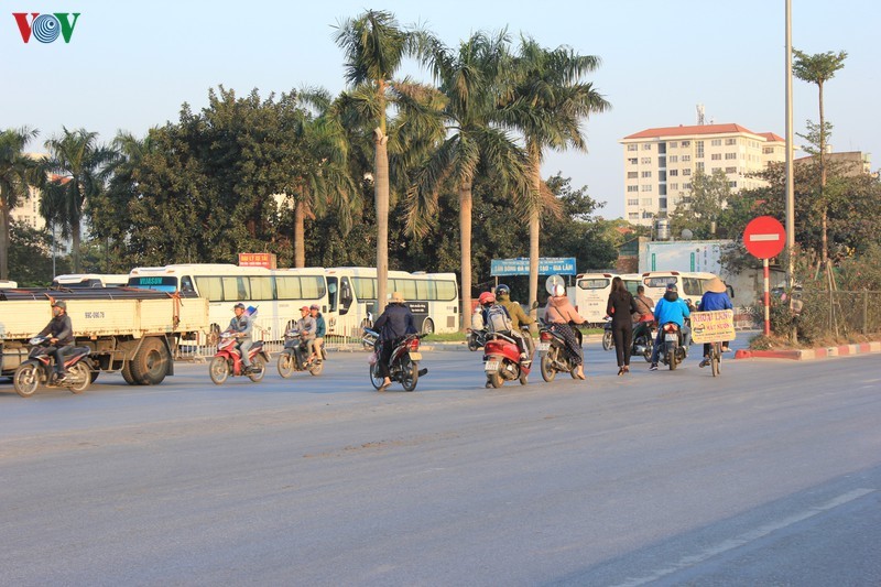 Bat chap bien cam, nguoi dan dua nhau di nguoc chieu tren Quoc lo 5 - Hinh anh 2