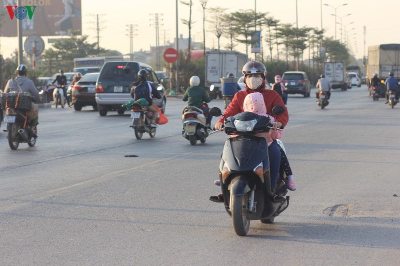 Bat chap bien cam, nguoi dan dua nhau di nguoc chieu tren Quoc lo 5 - Hinh anh 4