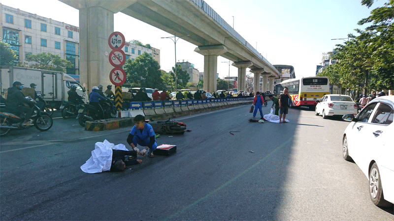 Ha Noi: Va cham voi xe tai, doi nam nu tu vong thuong tam - Hinh anh 1