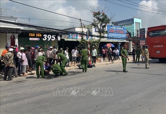 Bac Lieu: Xe may, xe khach va cham khien 1 nguoi tu vong tai cho - Hinh anh 1