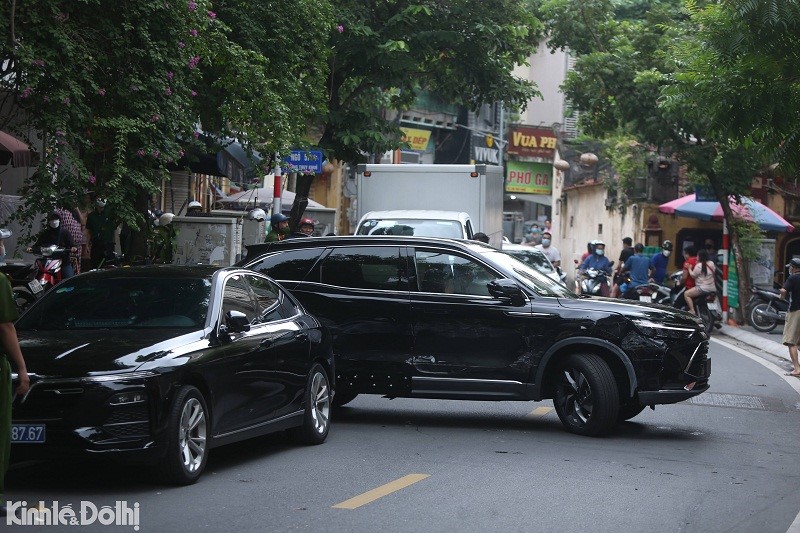 Ha Noi: Lai xe o to nghi ngao da “dai nao” pho Thuy Khue - Hinh anh 1