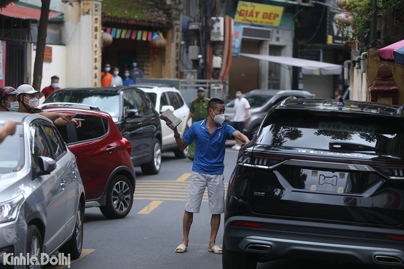 Ha Noi: Lai xe o to nghi ngao da “dai nao” pho Thuy Khue - Hinh anh 3