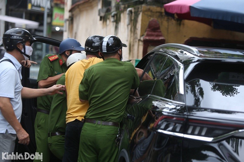 Ha Noi: Lai xe o to nghi ngao da “dai nao” pho Thuy Khue - Hinh anh 4