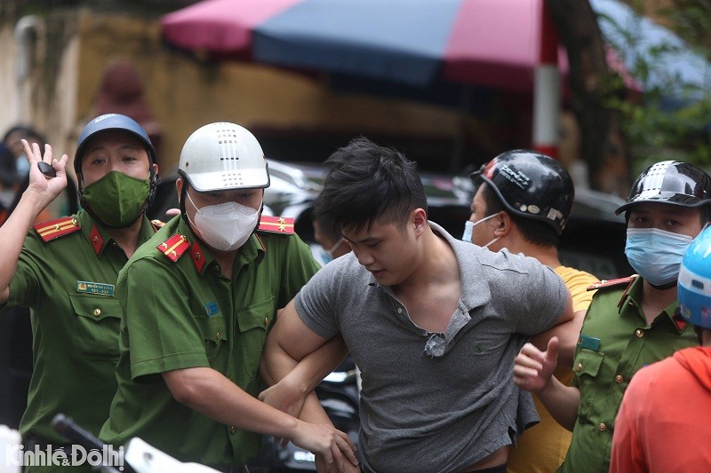 Ha Noi: Lai xe o to nghi ngao da “dai nao” pho Thuy Khue - Hinh anh 5