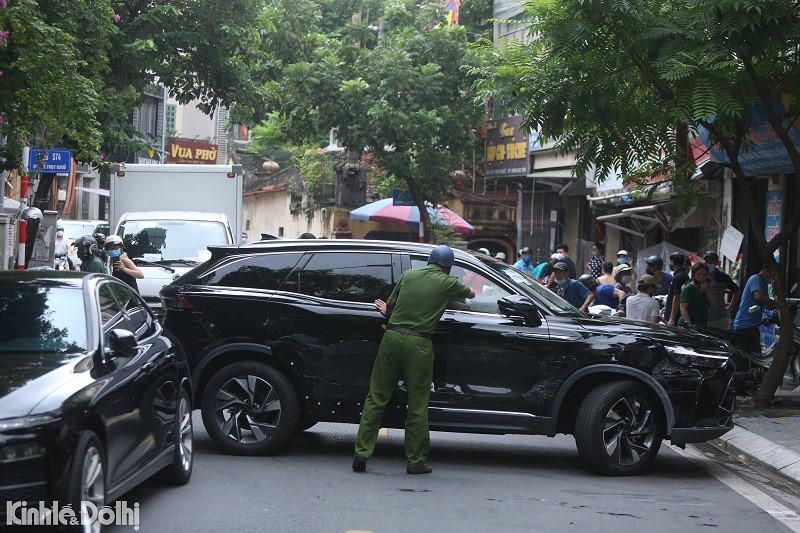 Ha Noi: Lai xe o to nghi ngao da “dai nao” pho Thuy Khue - Hinh anh 2