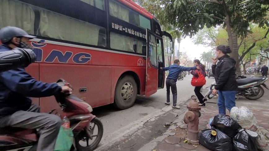 Ban Chi dao 197 TP Ha Noi: “Ben coc” tren pho Kim Dong can chan chinh - Hinh anh 1