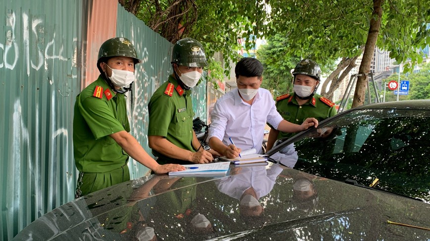 Xu ly tinh trang xe o to dung do lan chiem via he pho Le Van Luong - Hinh anh 3