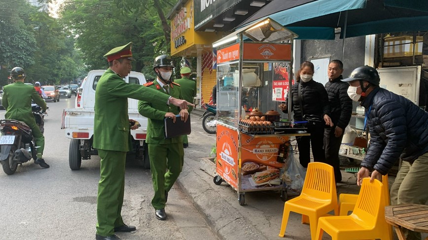 Hang loat xe sang bong gap “su co” khi gap luc luong chuc nang  - Hinh anh 2