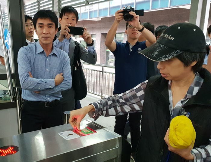 Ha Noi: Chinh thuc su dung ve dien tu di buyt nhanh BRT - Hinh anh 3