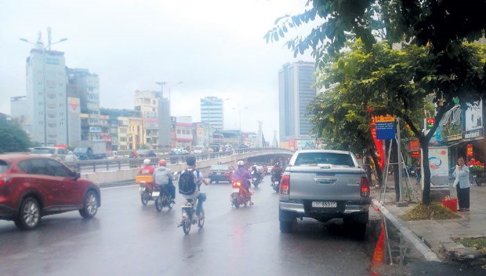 Diem nong giao thong: “Nhon luat” tren duong Nguyen Trai - Hinh anh 1