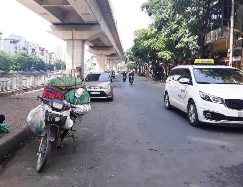 Ha Noi: Lon xon tren pho Cau Moi - Hinh anh 1